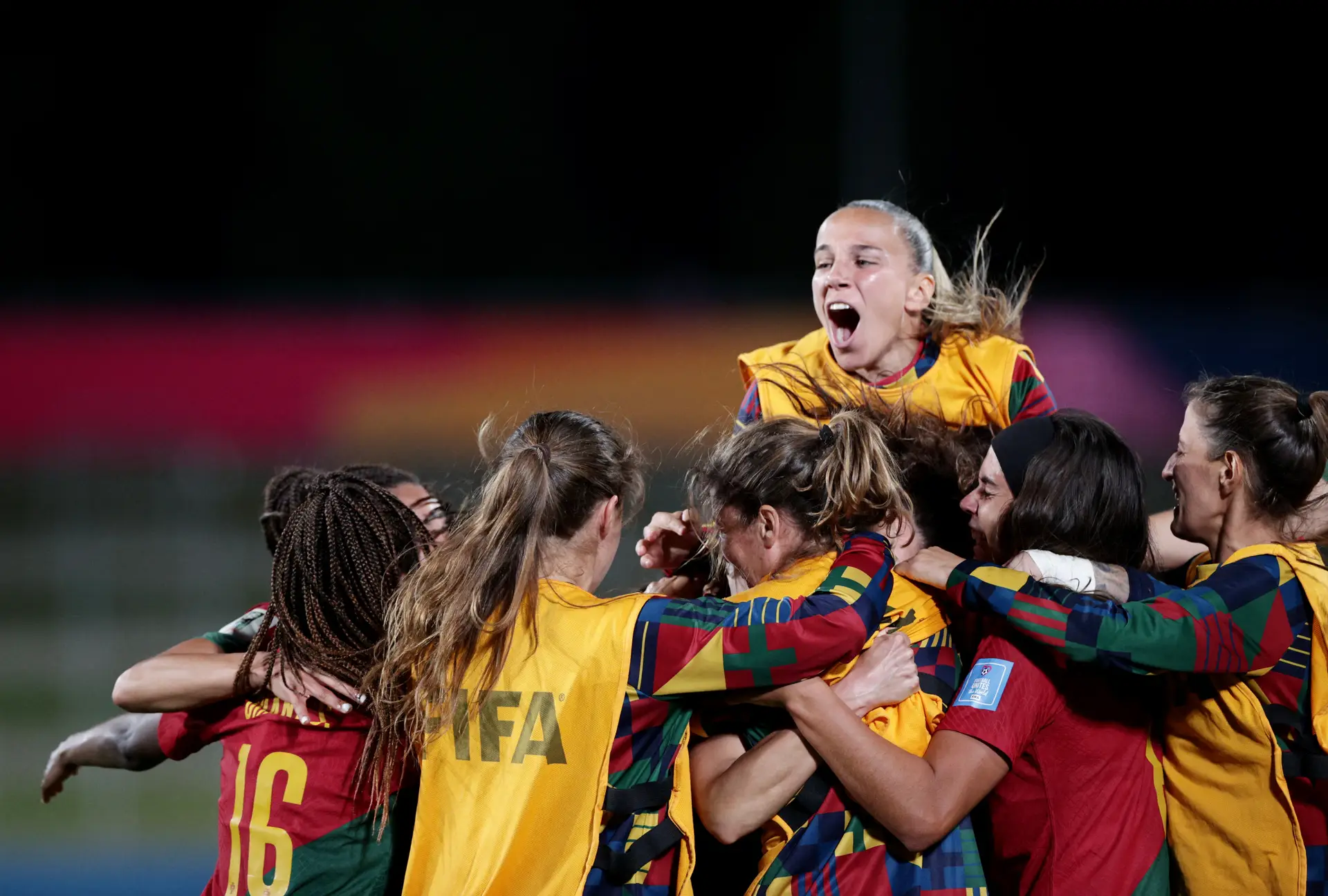 Jogadora De Futebol Feminino Mostrando Emoção Depois De Perder Um